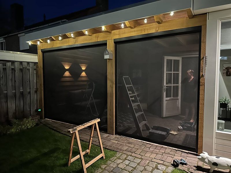Buitenkamer met zithoek, tv en lichtstraat in Aalst-Waalre