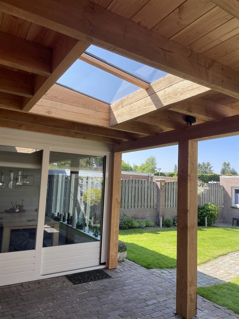 Buitenkamer met zithoek, tv en lichtstraat in Aalst-Waalre