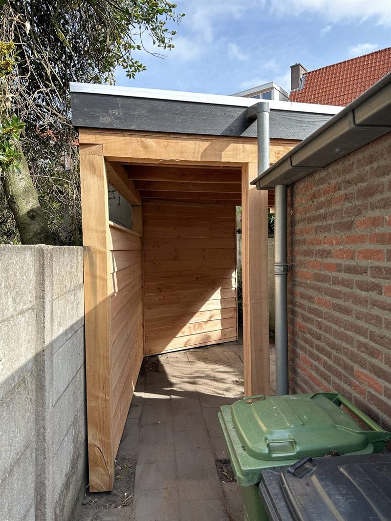 Overkapping met fietsenstalling en zithoek in Eindhoven