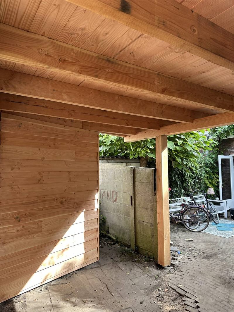 Overkapping met fietsenstalling en zithoek in Eindhoven