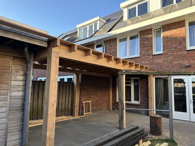 Volledig geïsoleerde buitenkamer met glazen schuifpuien in Eindhoven