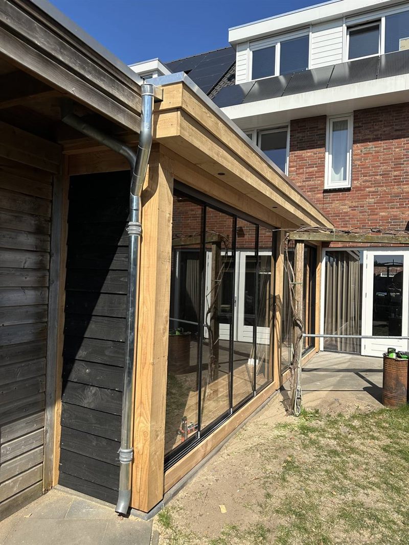 Volledig geïsoleerde buitenkamer met glazen schuifpuien in Eindhoven