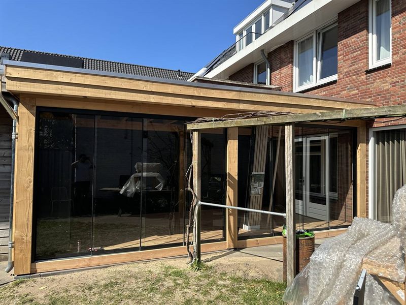 Volledig geïsoleerde buitenkamer met glazen schuifpuien in Eindhoven