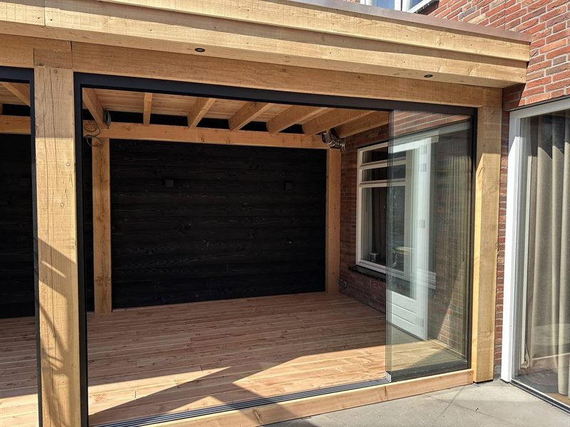 Volledig geïsoleerde buitenkamer met glazen schuifpuien in Eindhoven