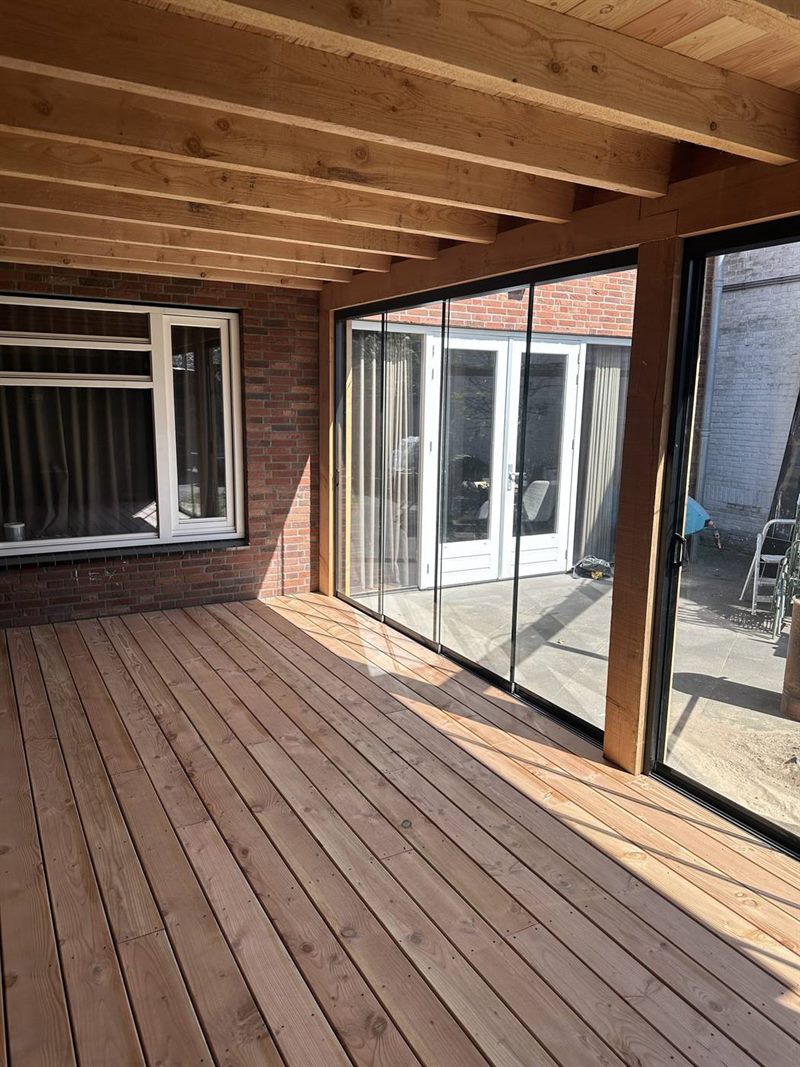 Volledig geïsoleerde buitenkamer met glazen schuifpuien in Eindhoven