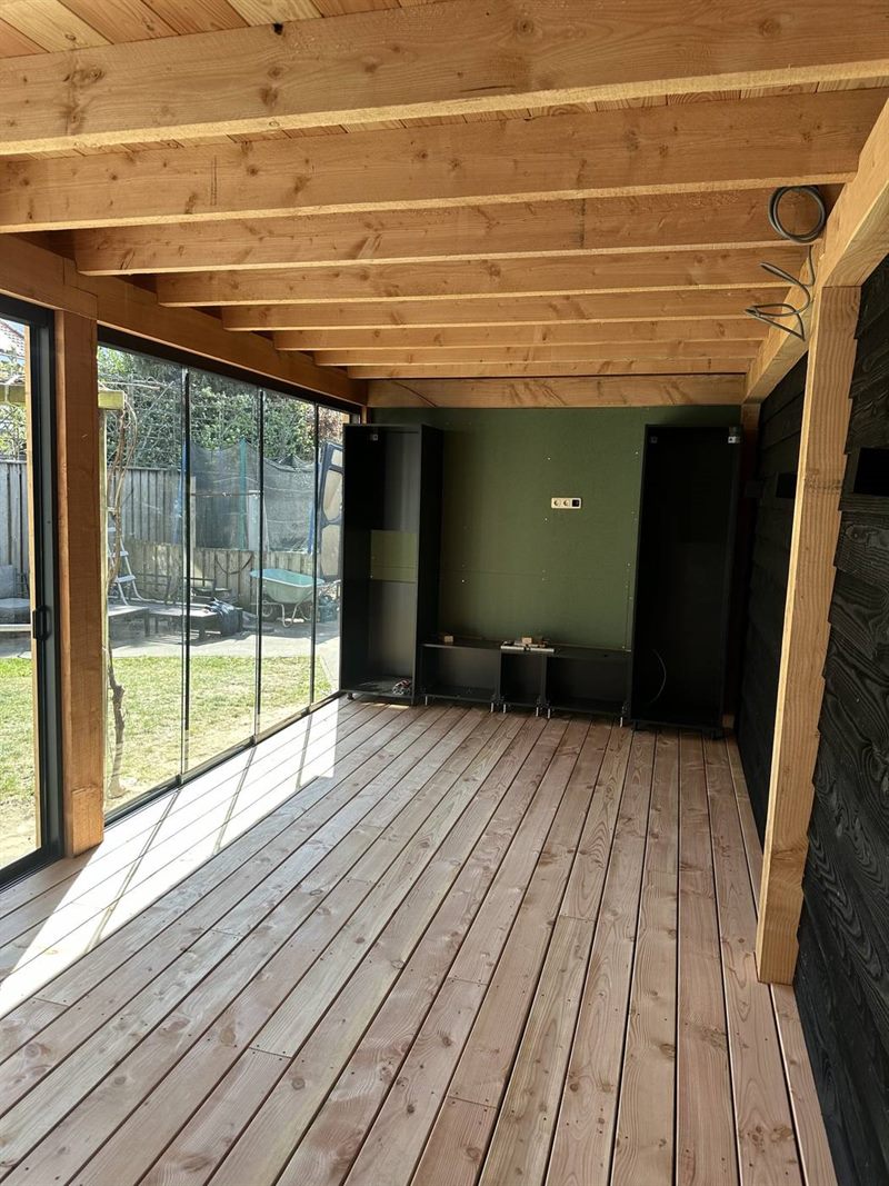 Volledig geïsoleerde buitenkamer met glazen schuifpuien in Eindhoven