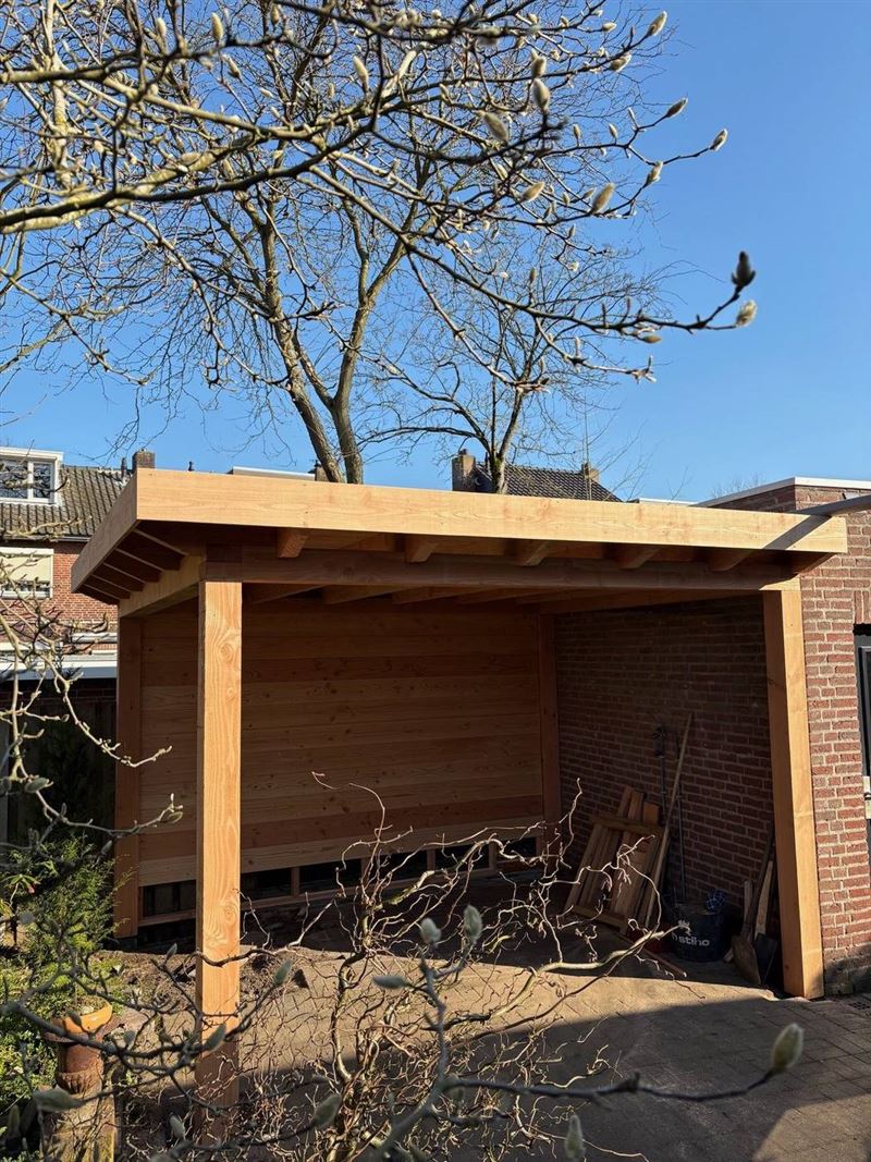 Strakke overkapping met blinde wand in regio Eindhoven