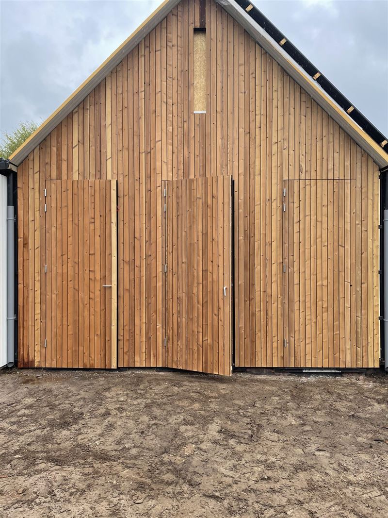 Loodsgevel in thermowood met onzichtbaar verwerkte deuren